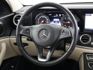 Mercedes Klasa E W213 Limuzyna 2.0 220d 194KM 2018 Mercedes E E 220 d, Salon Polska, Serwis ASO, zdjęcie 15