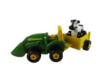 Traktor John Deere z przyczepą i krową