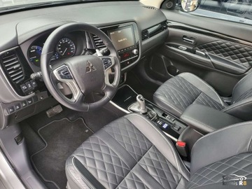 Mitsubishi Outlander III 2019 Mitsubishi Outlander PHEV 224KM 2019r 14TysKm 13.8kWh 4WD Plug-in Stan ide, zdjęcie 17