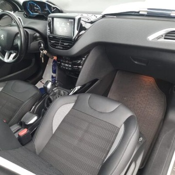 Peugeot 2008 I SUV Facelifting 1.2 PureTech 82KM 2018 Peugeot 2008 ALLURE rok 2018, benzyna, WYMIENIONY ROZRZĄD !!, zdjęcie 5