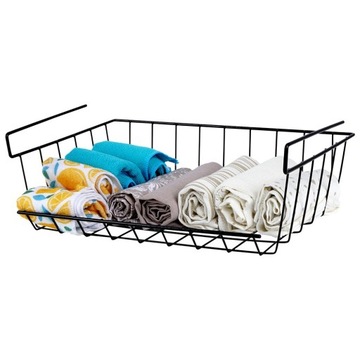 Черная металлическая корзина, подвешенная под полкой.