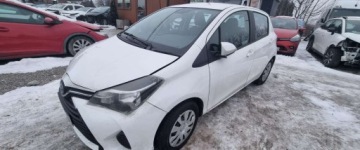 Toyota Yaris III 2016 Toyota Yaris 2016r, 1.0 Benzyna. Lekko uszkodzony przod. Jezdzi. Benzyna