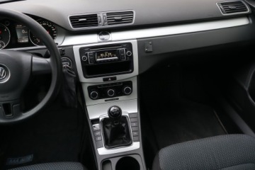 Volkswagen Passat B7 Variant 1.6 TDI CR DPF BlueMotion 105KM 2012 VW Passat 1.6 TDI, VAT 23%, Klima, Parktronic,ALU, zdjęcie 7