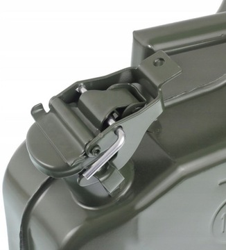 Металлическая канистра емкостью 20 л для бензина.