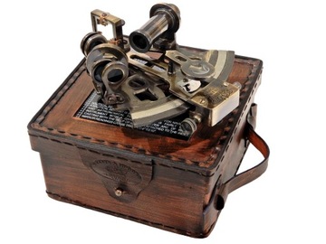 Секстан латунный в кожаной коробке.