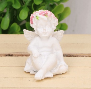 Aniołek z wianuszkiem róż biel 4cm