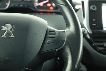 Peugeot 208 I Hatchback 5d Facelifting 1.2 PureTech 82KM 2017 Peugeot 208 1.2 PureTech, Salon Polska, zdjęcie 15