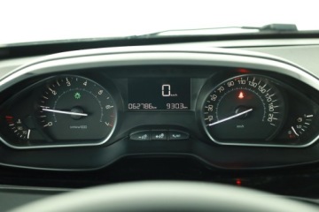 Peugeot 208 I Hatchback 5d Facelifting 1.2 PureTech 82KM 2018 Peugeot 208 1.2 PureTech, Salon Polska, zdjęcie 7