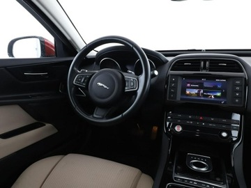 Jaguar XE Sedan 2.0 i4 180KM 2015 Jaguar XE 20d Pure Automat Klimatronik Nawigacja, zdjęcie 15