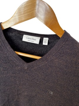 Sweter w serek Calvin Klein brązowy z logiem M