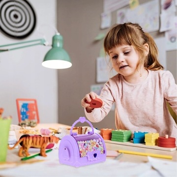 Сундук с сокровищами и пластиковыми игрушками.