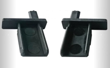 Зацепите москитную сетку для оконных жалюзи. Зафиксируйте замок справа.