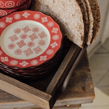 РОЖДЕСТВЕНСКАЯ ТАРЕЛКА, красный керамогранит, диаметр 23 см