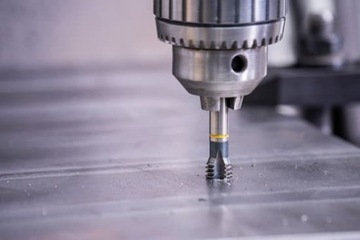 GWINTOWNIK M4 MASZYNOWY PRZELOTOWY M4x0.7 mm HSS