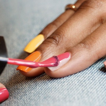 Лак для ногтей NAUGHTY BROWNIE Быстросохнущий AVON 60 Second Express