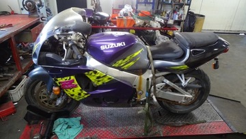 Suzuki GSXR GSX-R 750 600 SRAD возле переднего обода