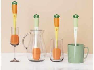 Длинная щетка для мытья бутылок, стаканов и баночек с помощью губки.