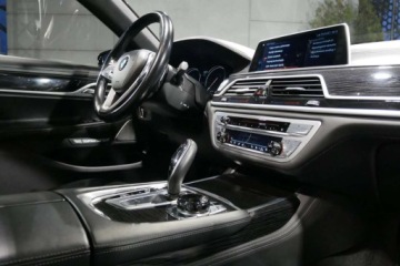 BMW Seria 7 G11-G12 Sedan 750i 450KM 2018 BMW Seria 7 Pneumat M Pakiet HeadUp Radar Dociagi Masaz Wentyl Harman Bezwp, zdjęcie 24