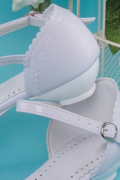 Туфли для причастия с поясом и золотым металлическим бантом.