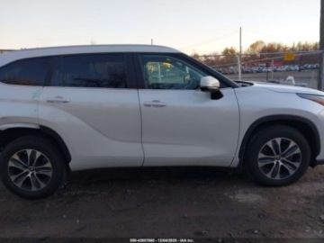 Toyota Highlander III 2024 Toyota Highlander xle, 2024r., 4x4, 2.4L 2.4 Benzyna 265KM, zdjęcie 4
