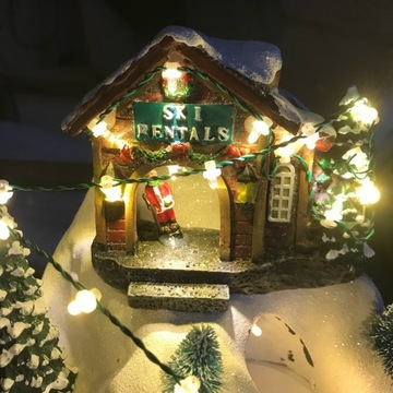 Świąteczna wioska ze stokiem narciarskim SCENKA