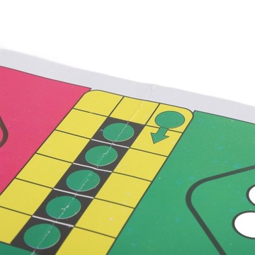 Летающая семейная шахматная игра. Пластиковая семейная шахматная игра в полете.