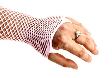 Розовые перчатки без пальцев в сеточку