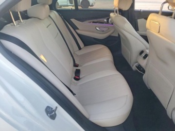Mercedes Klasa E W213 2018 Mercedes-Benz Klasa E 2018 MERCEDES-BENZ E 300 4MATIC 2.0 Benzyna 241KM, zdjęcie 9