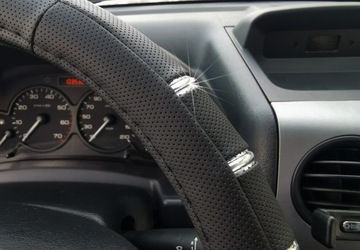 HYUNDAI i10 i20 i30 i40 ix35 Tucson Getz Na kierownicę perforowany CHROM