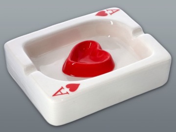 Пепельница в форме бубнового туза