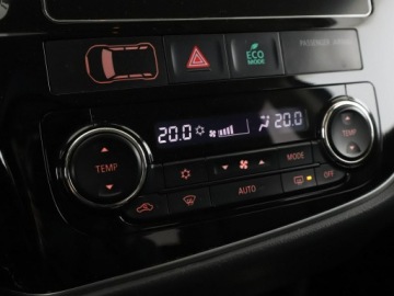 Mitsubishi Outlander III SUV PHEV Facelifting 2017 2.0 203KM 2017 Mitsubishi Outlander FV23% 4x4 PHEV full LED, zdjęcie 24