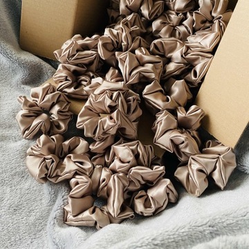 Резинка для волос из атласа бежевого цвета