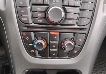 Opel Astra J Sedan 1.6 Twinport ECOTEC 115KM 2016 Opel Astra 2016r, 1.6 Benzyna. SALON POLSKA. Uszkodzony tyl. Jezdzi. 1.6, zdjęcie 13