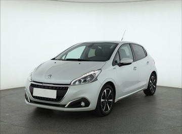 Peugeot 208 I Hatchback 5d Facelifting 1.2 PureTech 110KM 2018 Peugeot 208 1.2 PureTech, Salon Polska, zdjęcie 1