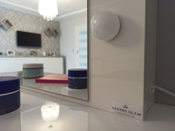 Белый туалетный столик с подсветкой, глянцевым металлическим зеркалом