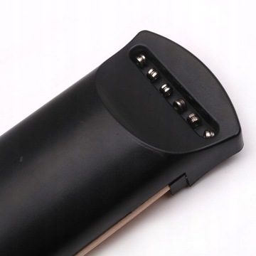 Практика игры на карманной акустической гитаре.