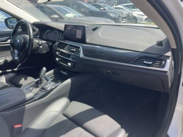 BMW Seria 5 G30-G31 Touring 520d 190KM 2019 BMW 520 Sport Line XDrive Skóra Kamera HAK, zdjęcie 12