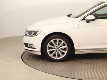 Volkswagen Passat B8 Variant 2.0 TDI BlueMotion SCR 190KM 2016 VW Passat 2.0 TDI, Serwis ASO, 187 KM, Navi, zdjęcie 13