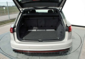 Volkswagen Touareg III SUV 3.0 V6 SCR TDI 286KM 2023 Volkswagen Touareg 3.0 286KM V6 TDI 4Motion R-Line Dach panoramiczny Hak N, zdjęcie 9