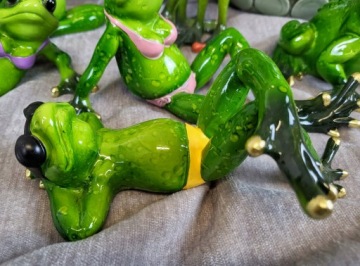 ФИГУРА ЛЯГУШКА В КУПАЛЬНИКЕ МИКС 3 УЗОРА