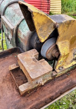 Стационарный двухдисковый шлифовальный станок для мастерской. большой