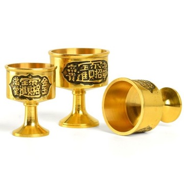 Буддийское благословение чаши святой воды в Тибете