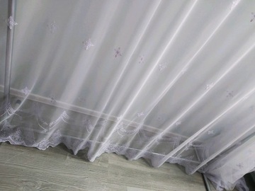 ГЛАДКИЙ МАТОВЫЙ ТЕНТ, ЦВЕТОЧНЫЙ УЗОР, БЛЕСК ГОСТИНОЙ