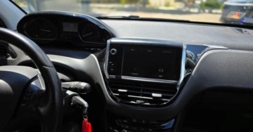 Peugeot 208 I Hatchback 5d Facelifting 1.2 PureTech 82KM 2018 Peugeot 208 1.2 Benzyna 82KM, zdjęcie 5