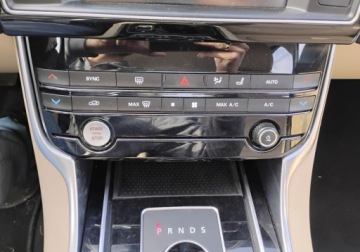 Jaguar XE Sedan 2.0 i4 180KM 2016 Jaguar XE 2016r. SALON POLSKA. 2.0 DIESEL. AUTOMAT.Uszkodzony lewy przod., zdjęcie 16