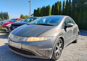 Honda Civic VIII Hatchback 3d 2.2 i-CTDi 140KM 2007 Honda Civic 2007r, 2.2 CDTI. Delikatnie przetarty prawy bok. Jezdzi. 2.2