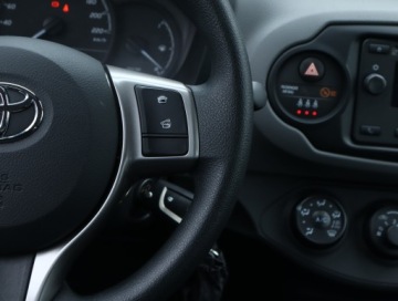 Toyota Yaris III Hatchback 5d Facelifting 2017 1.5 Dual VVT-iE 111KM 2020 Toyota Yaris 1.5 Dual VVT-i, Salon Polska, Klima, zdjęcie 18