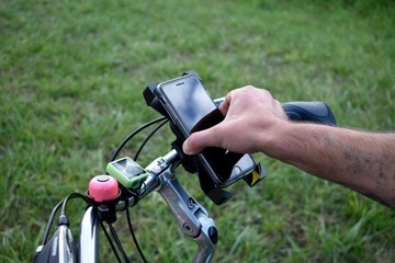 САМОЗЖИМНЫЙ ДЕРЖАТЕЛЬ ВЕЛОСИПЕДА ДЛЯ МОБИЛЬНОГО ТЕЛЕФОНА