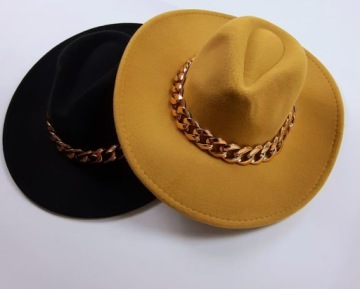 Kapelusz beżowy z łańcuszkiem