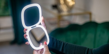 Карманное косметическое зеркало с подсветкой.